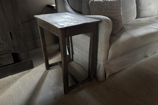 Oude vergrijsde bijzettafel